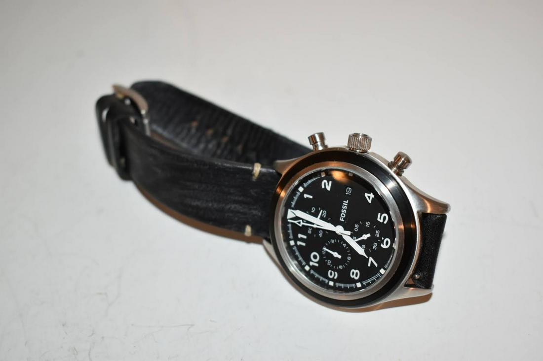 Mens Vintage Fossil Chronograph Watch: Mens Vintage Fossil Chronograph Watch Please view all photos as they are part of the description and condition of this Item, Feel free to contact me with questions or picture requests! Used Item AS IS
