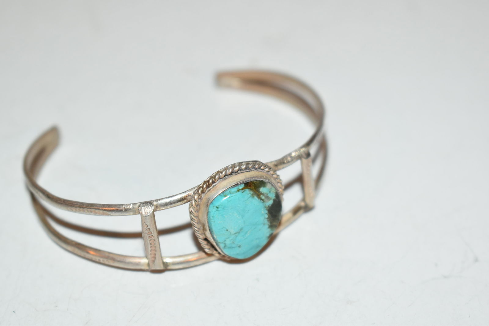 Vintage Navajo Turquoise Sterling Silver Cuff Bracelet 5.7 " (1 of 4)