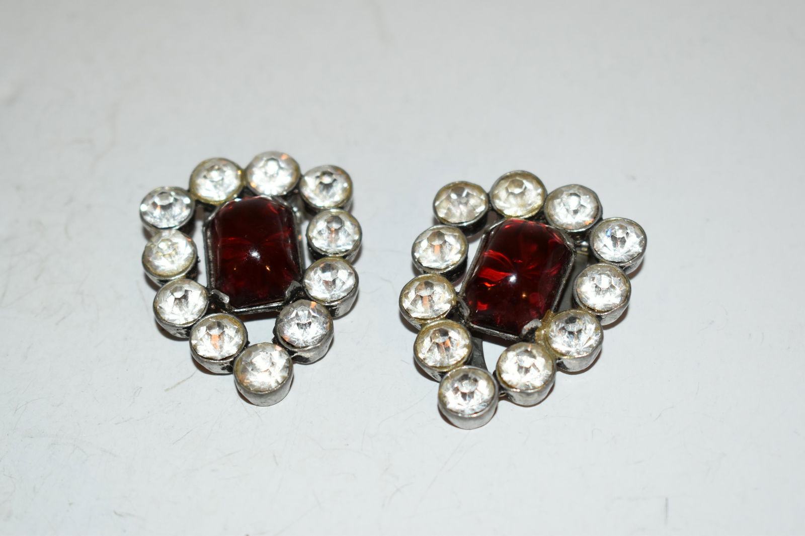 vintage art deco rhinestone dress or shoe clips: vintage art deco rhinestone dress or shoe clips Please view all photos as they are part of the description and condition of this Item, Feel free to contact me with questions or picture requests! Used