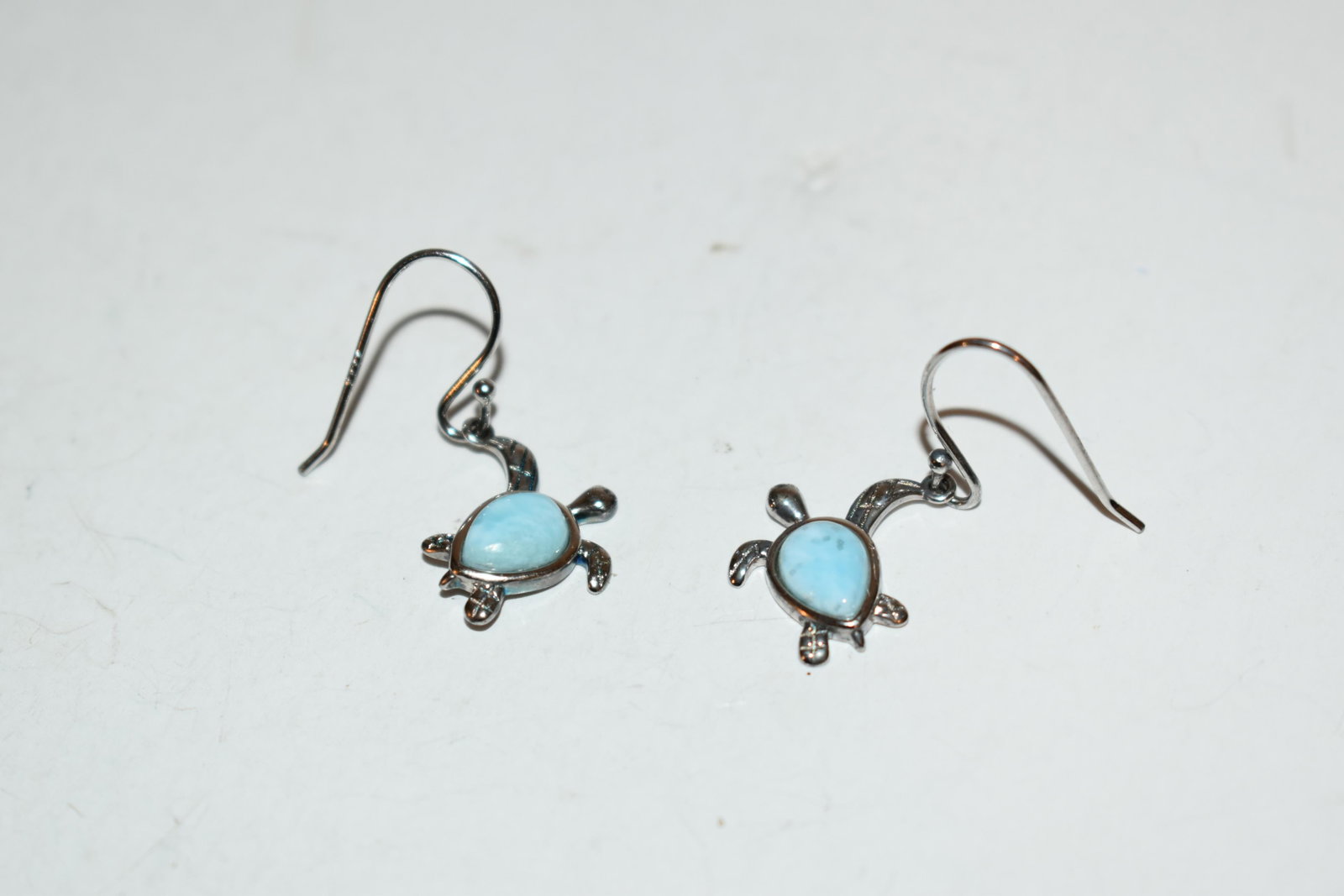 vintage blue larimar turtle earrings: vintage blue larimar turtle earrings Please view all photos as they are part of the description and condition of this Item, Feel free to contact me with questions or picture requests! Used Item AS IS