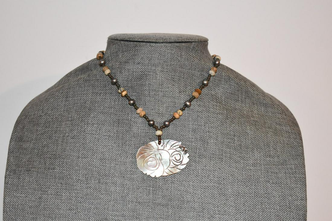 Nice Vintage mother of pearl ben amun Necklace 14": Nice Vintage mother of pearl ben amun Necklace 14" Please view all photos as they are part of the description and condition of this Item, Feel free to contact me with questions or picture requests! Us