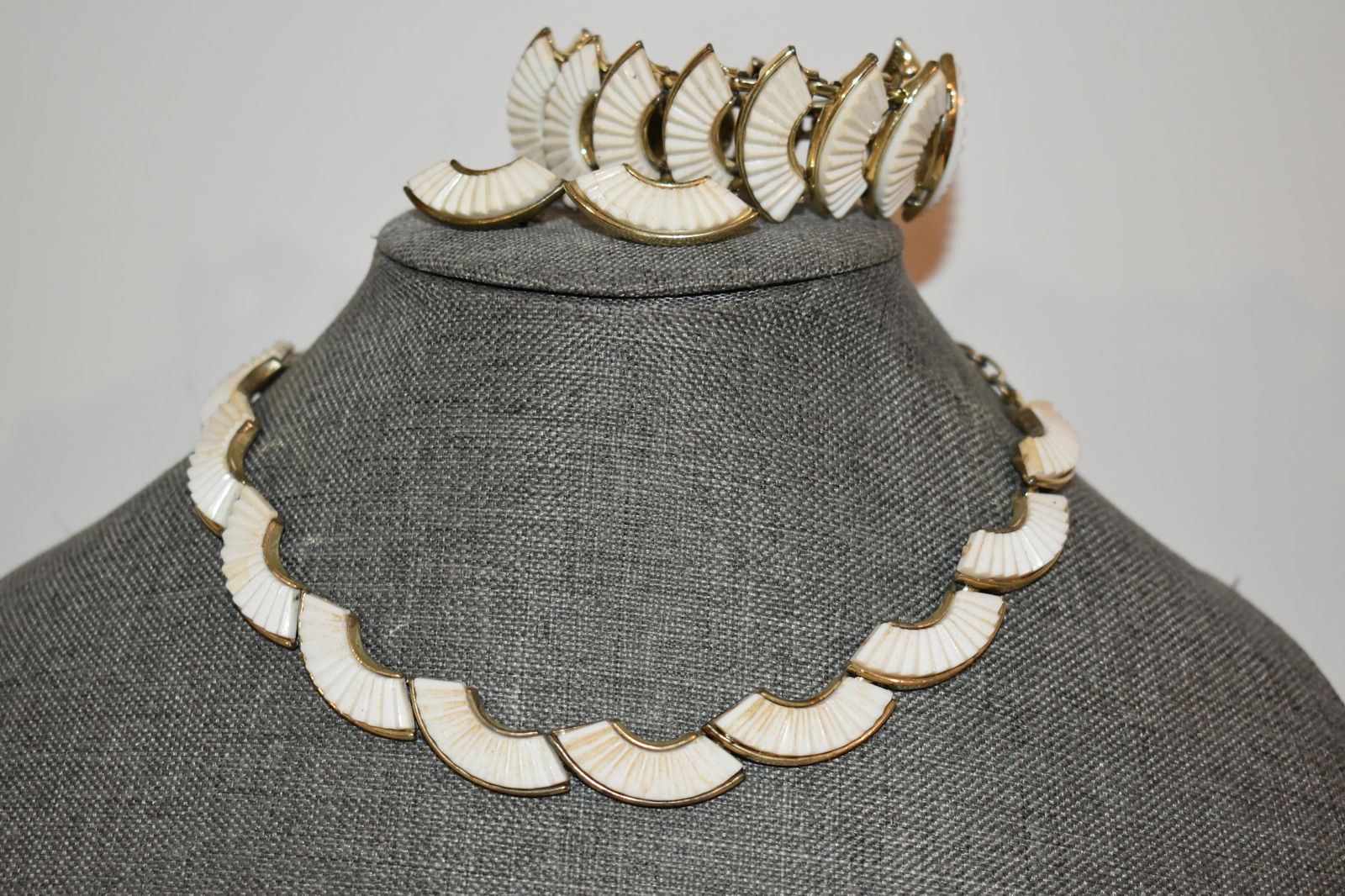 vintage coro white jewelry set necklace bracelet earrings 14" (1 of 4)