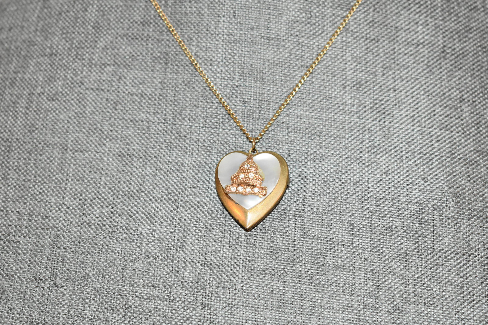 Vintage mother of pearl Necklace pendant locket 17": Vintage mother of pearl Necklace pendant locket 17" Please view all photos as they are part of the description and condition of this Item, Feel free to contact me with questions or picture requests! U