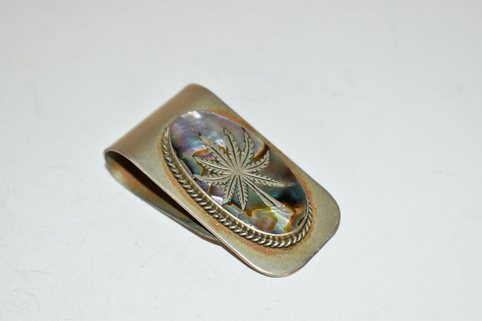 Vintage Abalone Money Clip marijuana Alpaca Mexico: Vintage Abalone Money Clip marijuana Alpaca Mexico Please view all photos as they are part of the description and condition of this Item, Feel free to contact me with questions or picture requests! Us