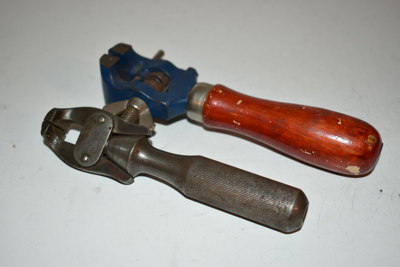 Two vintage mini hand held jewelry vises Lowell 1857 (1 of 4)