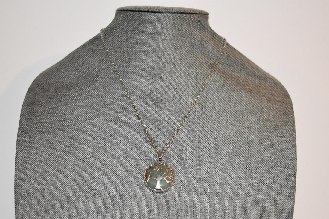 vintage jadeite silver tone necklace 18": vintage jadeite silver tone necklace 18" Please view all photos as they are part of the description and condition of this Item, Feel free to contact me with questions or picture requests! Used Item AS