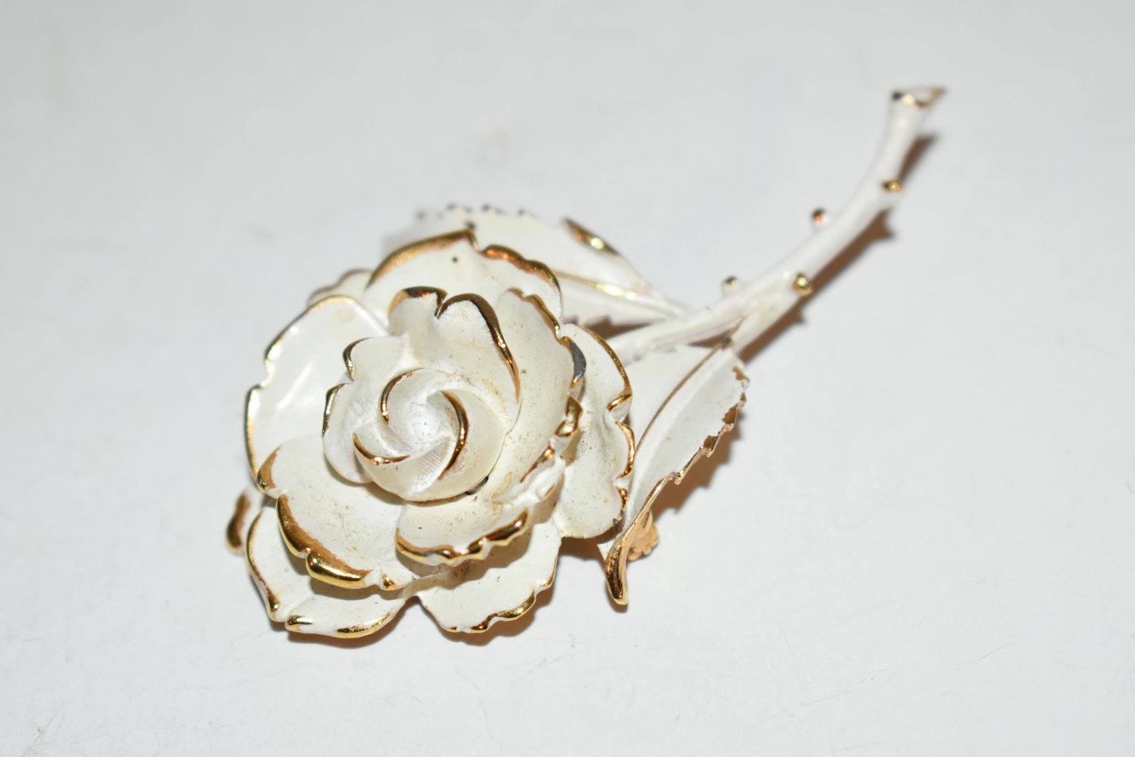 Vintage monet white enamel flower Brooch: Vintage monet white enamel flower Brooch Please view all photos as they are part of the description and condition of this Item, Feel free to contact me with questions or picture requests! Used Item AS