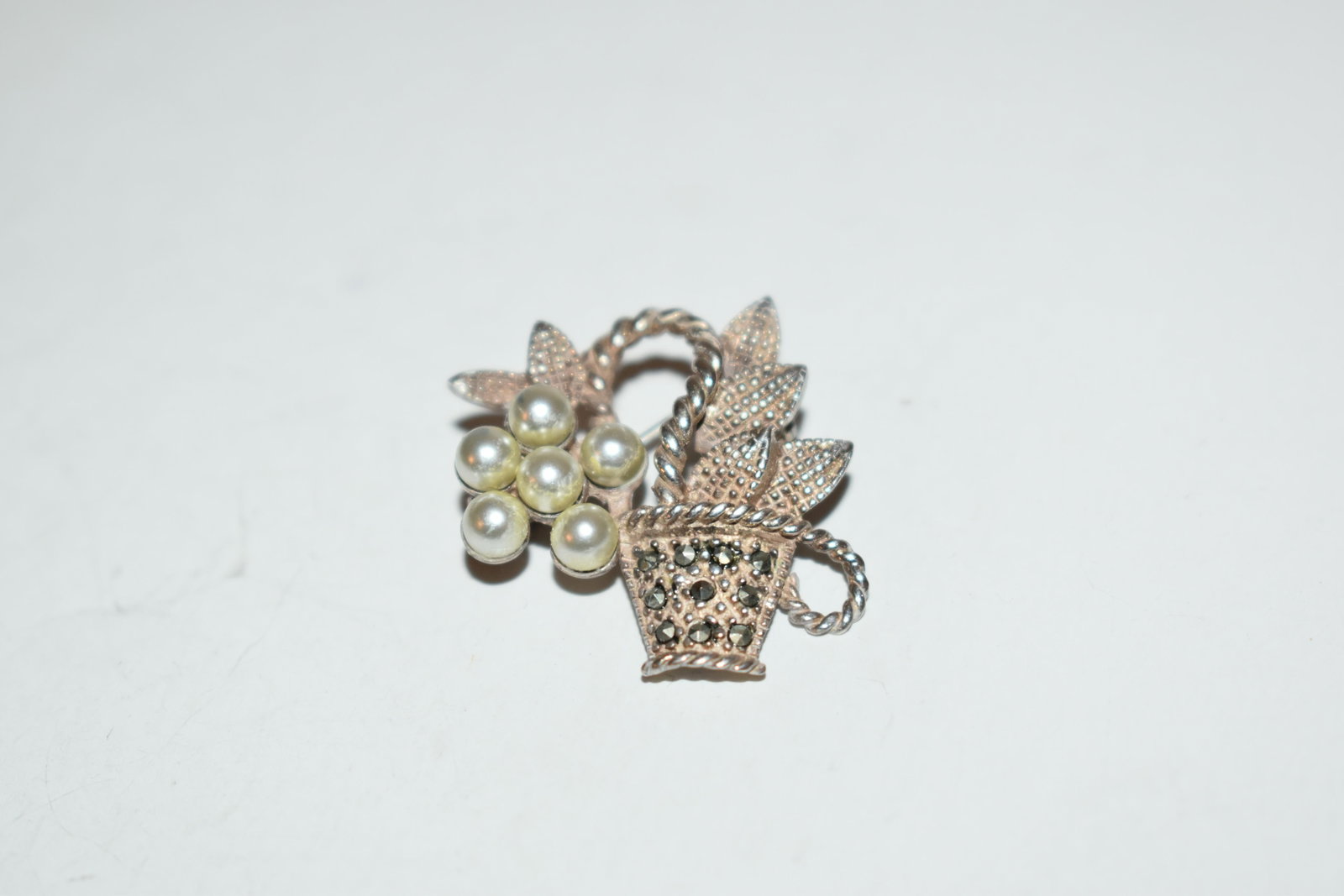 Vintage sterling silver marcasite basket Brooch: Vintage sterling silver marcasite basket Brooch Please view all photos as they are part of the description and condition of this Item, Feel free to contact me with questions or picture requests! Used 