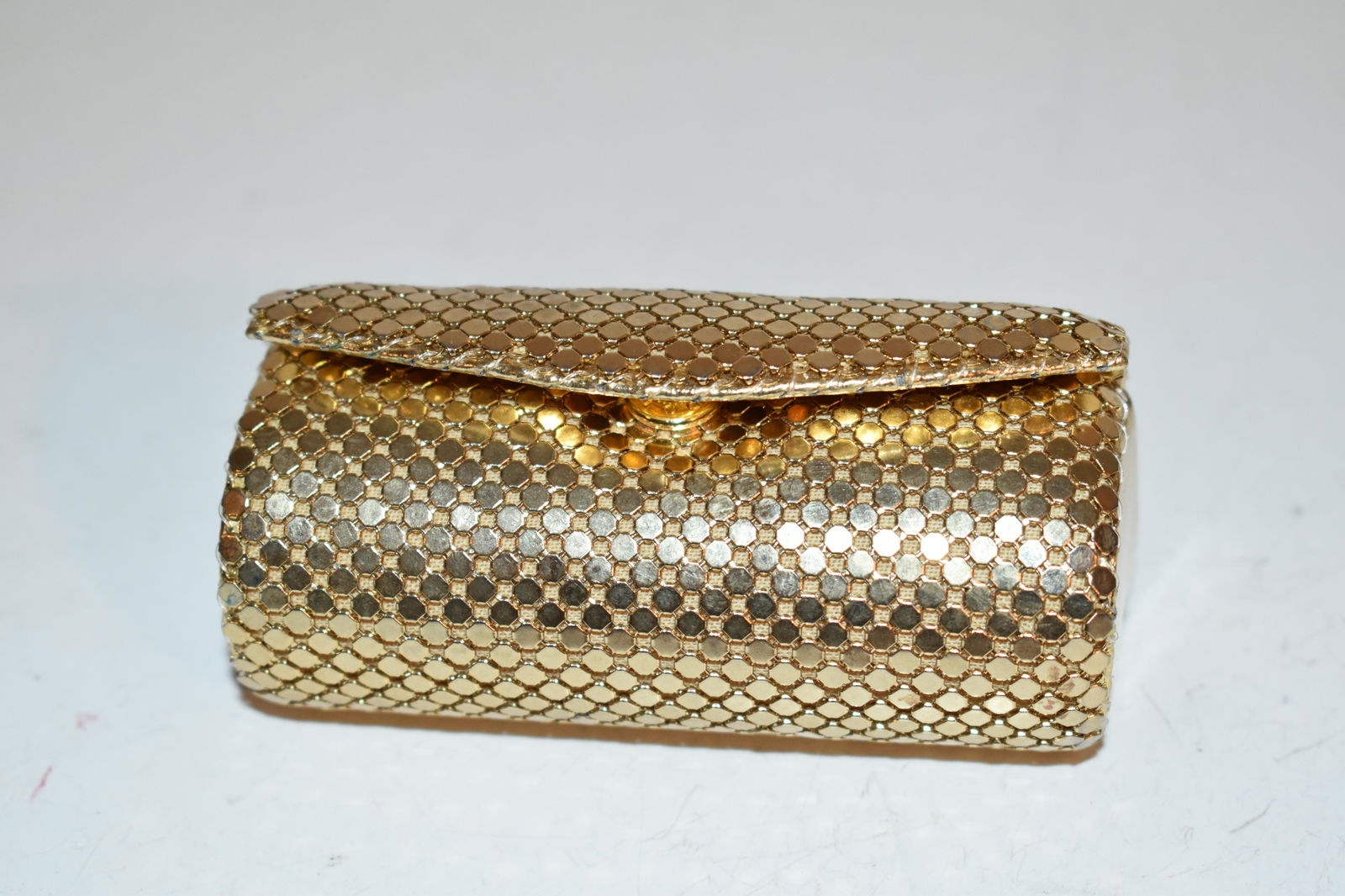 Vintage Whiting & Davis goldtone Mesh Lipstick Case: Vintage Whiting & Davis goldtone Mesh Lipstick Case Please view all photos as they are part of the description and condition of this Item, Feel free to contact me with questions or picture requests! U