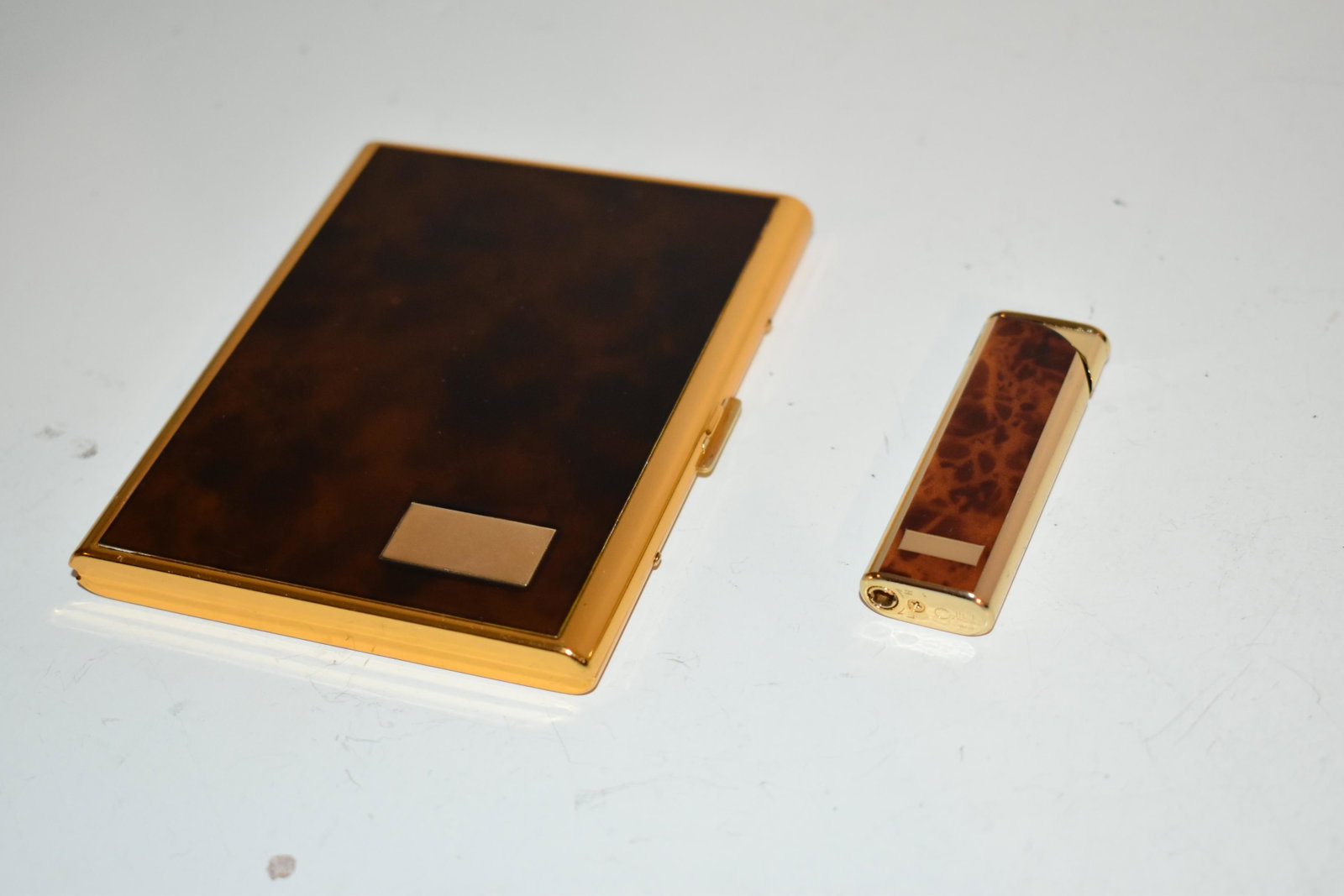 Vintage lighter and compact: Vintage lighter and compact Please view all photos as they are part of the description and condition of this Item, Feel free to contact me with questions or picture requests! Used Item AS IS