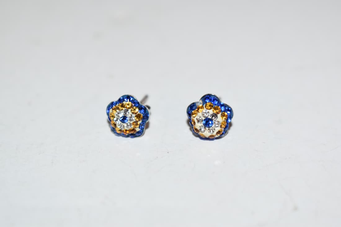 Vintage Sterling Silver rhinestone post Earrings: Vintage Sterling Silver rhinestone post Earrings Please view all photos as they are part of the description and condition of this Item, Feel free to contact me with questions or picture requests! Used