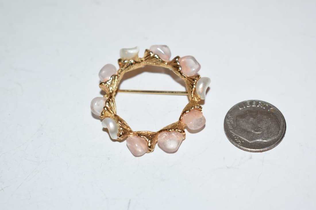 Vintage pink Jadeite goldtone Brooch: Vintage pink Jadeite goldtone Brooch Please view all photos as they are part of the description and condition of this Item, Feel free to contact me with questions or picture requests! Used Item AS IS