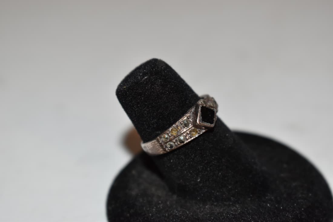 Vintage Sterling Silver marcasite Ring Size 6 missing a few stones: Vintage Sterling Silver marcasite Ring Size 6 missing a few stones Please view all photos as they are part of the description and condition of this Item, Feel free to contact me with questions or pict