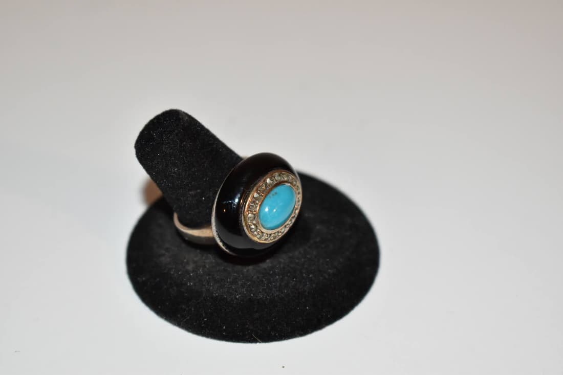 vintage sterling silver marcasite ring sz 8: vintage sterling silver marcasite ring sz 8 Please view all photos as they are part of the description and condition of this Item, Feel free to contact me with questions or picture requests! Used Item