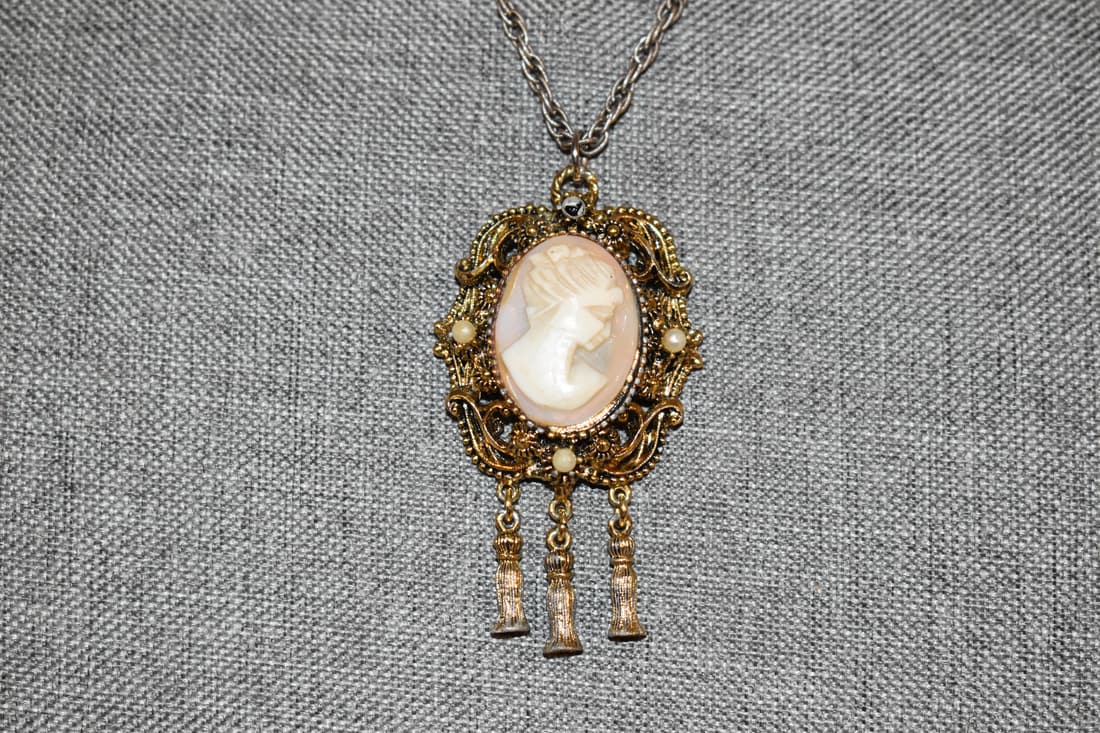 Vintage cameo pendant necklace 22": Vintage cameo pendant necklace 22" Please view all photos as they are part of the description and condition of this Item, Feel free to contact me with questions or picture requests! Used Item AS IS