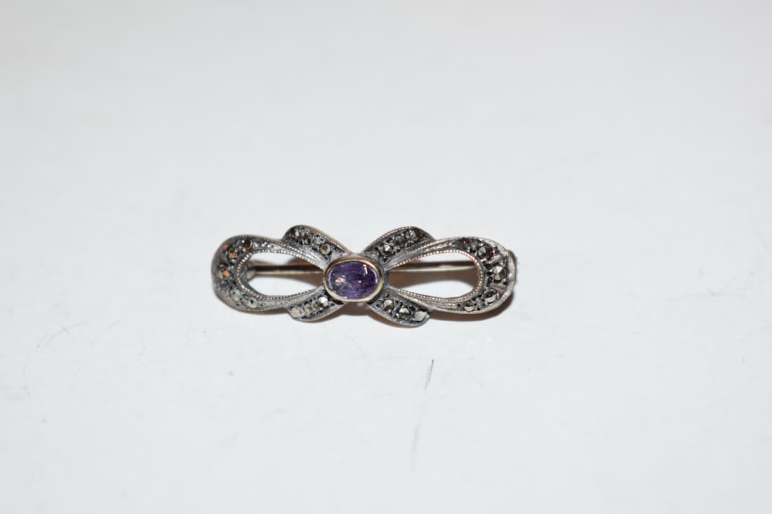 Vintage Sterling Silver marcasite Amethyst Brooch: Vintage Sterling Silver marcasite Amethyst Brooch Please view all photos as they are part of the description and condition of this Item, Feel free to contact me with questions or picture requests! Use