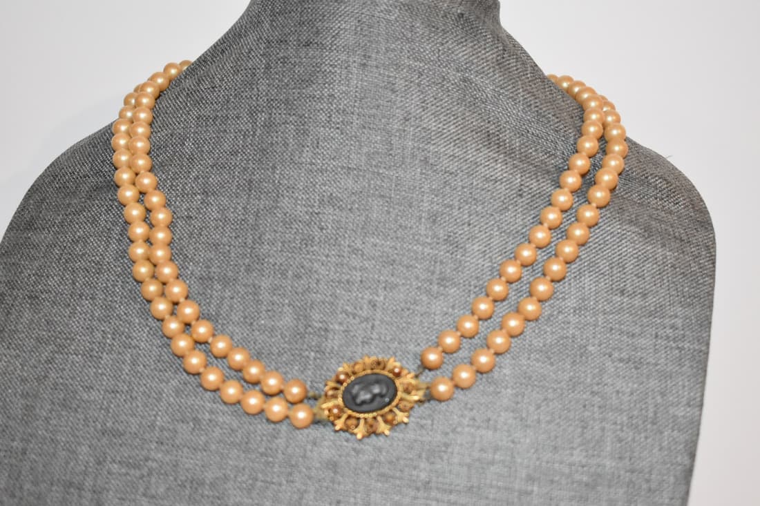 vintage goldtone cameo pearl necklace/brooch 18": vintage goldtone cameo pearl necklace/brooch 18" Please view all photos as they are part of the description and condition of this Item, Feel free to contact me with questions or picture requests! Used