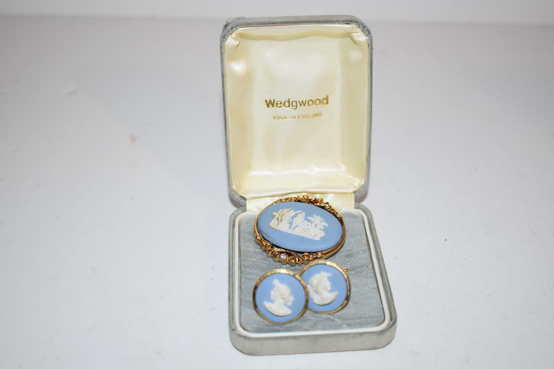 Vintage Wedgwood Gold plated Blue Jasperware Cufflinks & brooch: Vintage Wedgwood Gold plated Blue Jasperware Cufflinks & brooch Please view all photos as they are part of the description and condition of this Item, Feel free to contact me with questions or picture