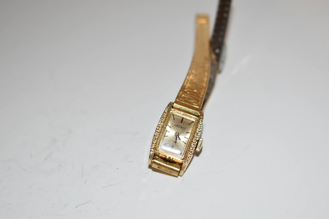 Vintage Seiko Womens Gold Tone Petite Dress Cocktail Mechanical Watch 11-3189 works great has: Vintage Seiko Womens Gold Tone Petite Dress Cocktail Mechanical Watch 11-3189 works great has inscripion on the back Please view all photos as they are part of the description and condition of this It