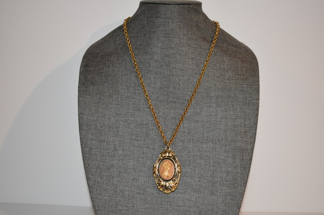 Vintage goldtone cameo reversable pearl Necklace 22": Vintage goldtone cameo reversable pearl Necklace 22" Please view all photos as they are part of the description and condition of this Item, Feel free to contact me with questions or picture requests! 