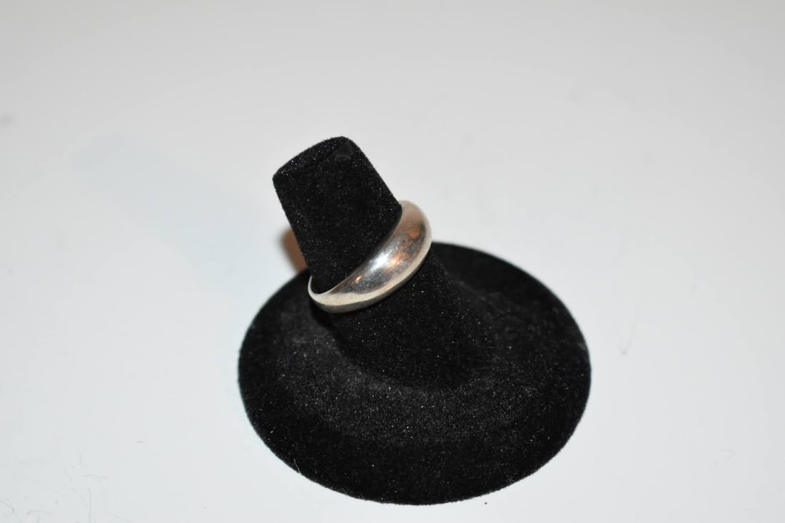 vintage sterling silver italy milor band ring sz 7: vintage sterling silver italy milor band ring sz 7 Please view all photos as they are part of the description and condition of this Item, Feel free to contact me with questions or picture requests! Us
