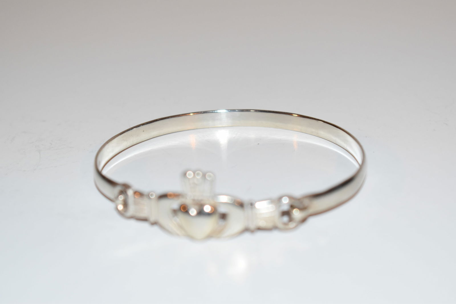 Vintage Sterling Silver Claddagh Hinged Bangle Bracele 7" (1 of 4)