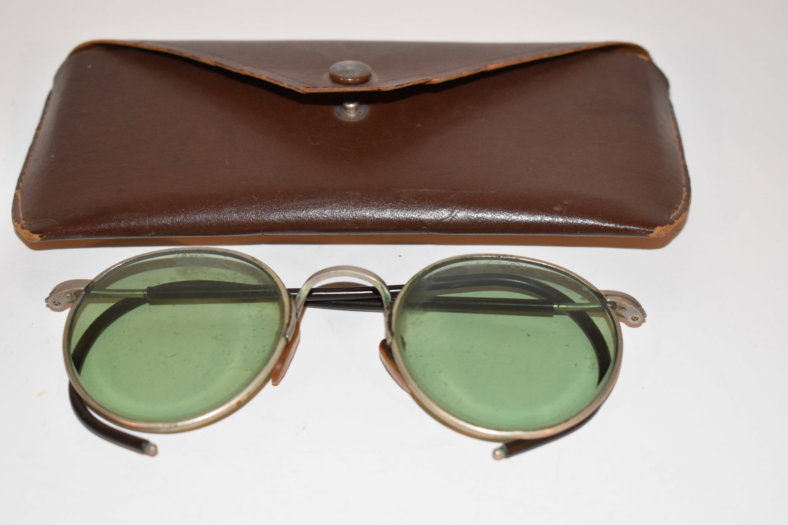 Vintage B&L aviation glasses FUL-VUE: Vintage B&L aviation glasses FUL-VUE Please view all photos as they are part of the description and condition of this Item, Feel free to contact me with questions or picture requests! Used Item AS IS