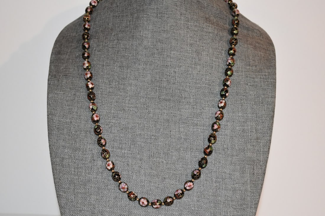 Vintage Jewelry Cloisonne Bead Necklace 28": Vintage Jewellery Cloisonne Bead Necklace 28" Please view all photos as they are part of the description and condition of this Item, Feel free to contact me with questions or picture requests! Used It