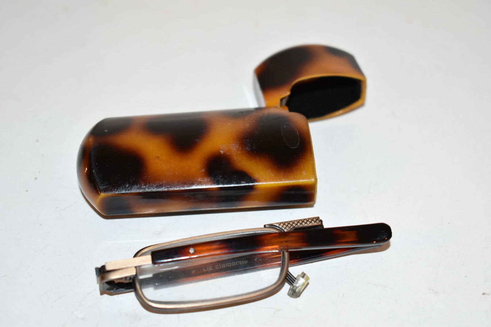 vintage liz claiborne folding glasses & case: vintage liz claiborne folding glasses & case Please view all photos as they are part of the description and condition of this Item, Feel free to contact me with questions or picture requests! Used Ite