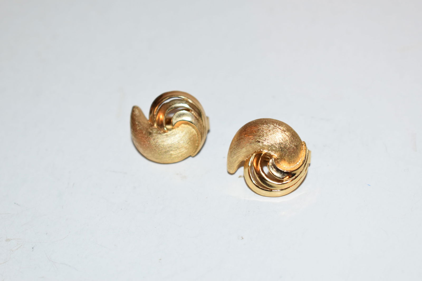 vintage trifari goldtone earrings (1 of 3)