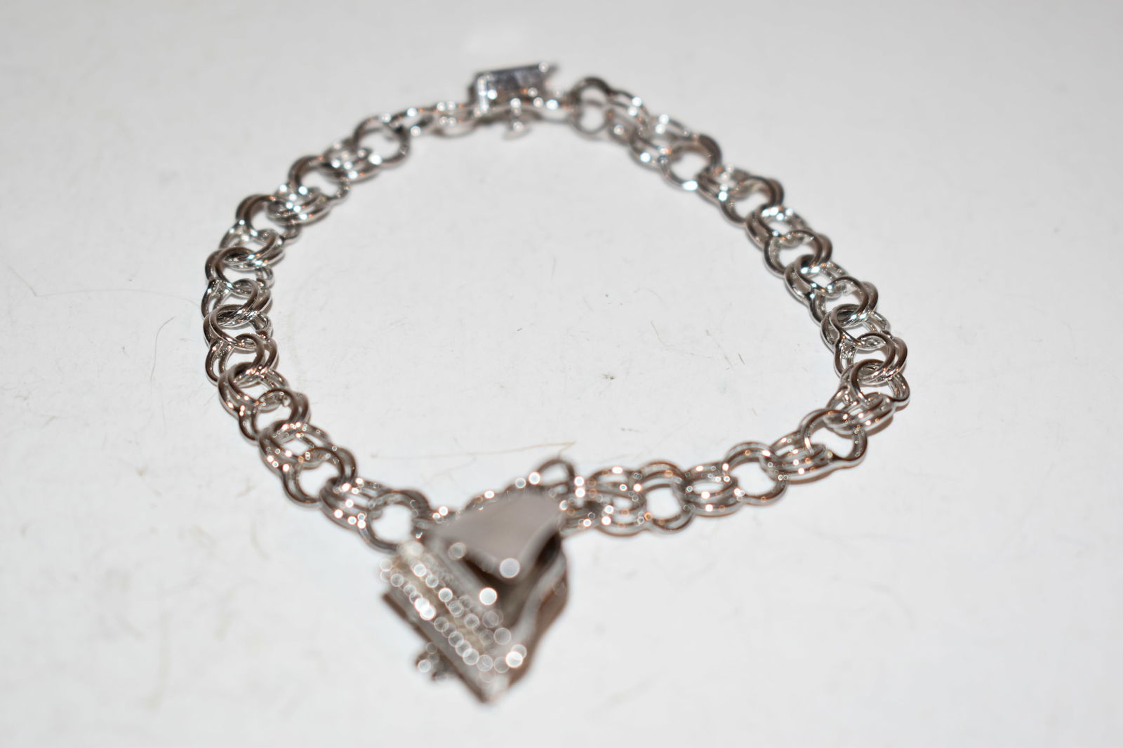 Sterling Silver Charm Bracelet w/ Piano Charm signed R 10 GRAMES: Sterling Silver Charm Bracelet w/ Piano Charm signed R 10 GRAMES Please view all photos as they are part of the description and condition of this Item, Feel free to contact me with questions or pictur