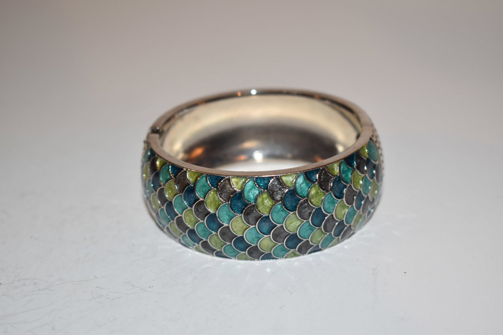 Vintage enamel hinged Bracelet (1 of 3)