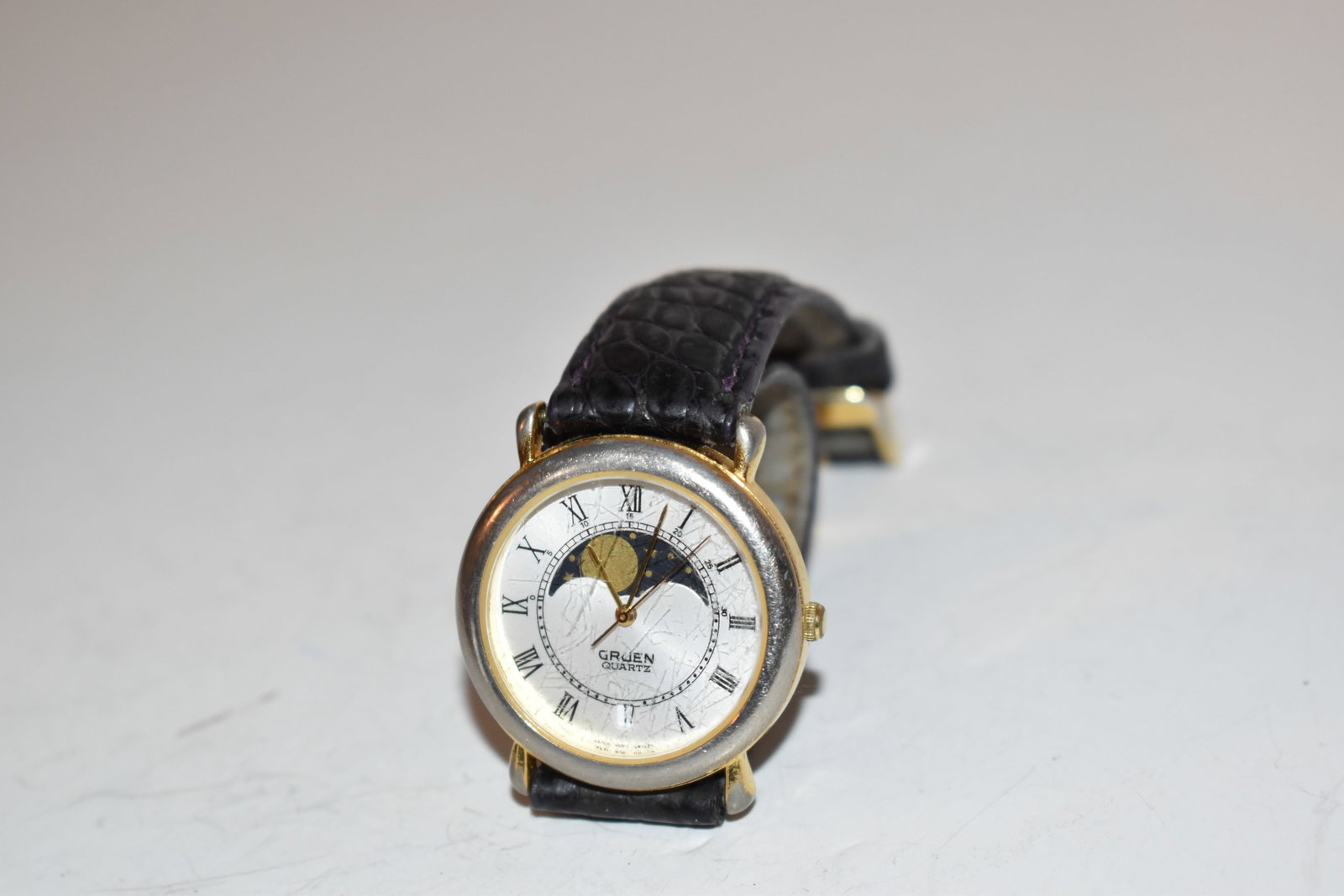 Vintage mens seiko moon phase gold tone wrist watch scratched crystal: Vintage mens seiko moon phase gold tone wrist watch scratched crystal Please view all photos as they are part of the description and condition of this Item, Feel free to contact me with questions or p