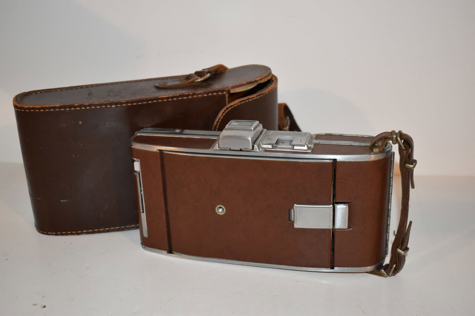 vintage polaroid land camera model 95a (1 of 8)