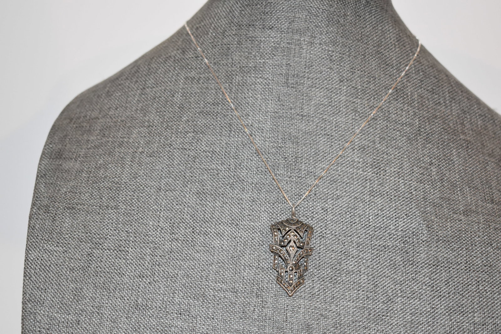 Vintage Sterling Silver marcasite Necklace pendant 18": Vintage Sterling Silver marcasite Necklace pendant 18" Please view all photos as they are part of the description and condition of this Item, Feel free to contact me with questions or picture requests