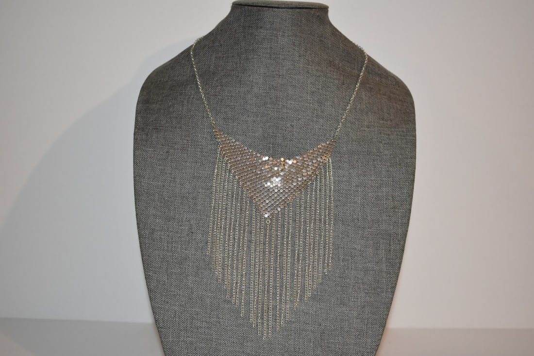 vintage mesh necklace: vintage mesh necklace Please view all photos as they are part of the description and condition of this Item, Feel free to contact me with questions or picture requests! Used Item AS IS