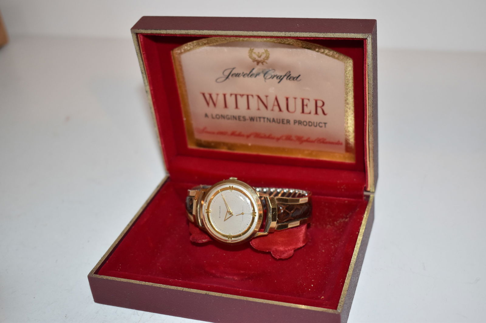 Exquisite Vintage 1950s WITTNAUER LONGINES Stunning Dial & Band works great some very light: Exquisite Vintage 1950s WITTNAUER LONGINES Stunning Dial & Band works great some very light scratches to the face. Please view all photos as they are part of the description and condition of this Item