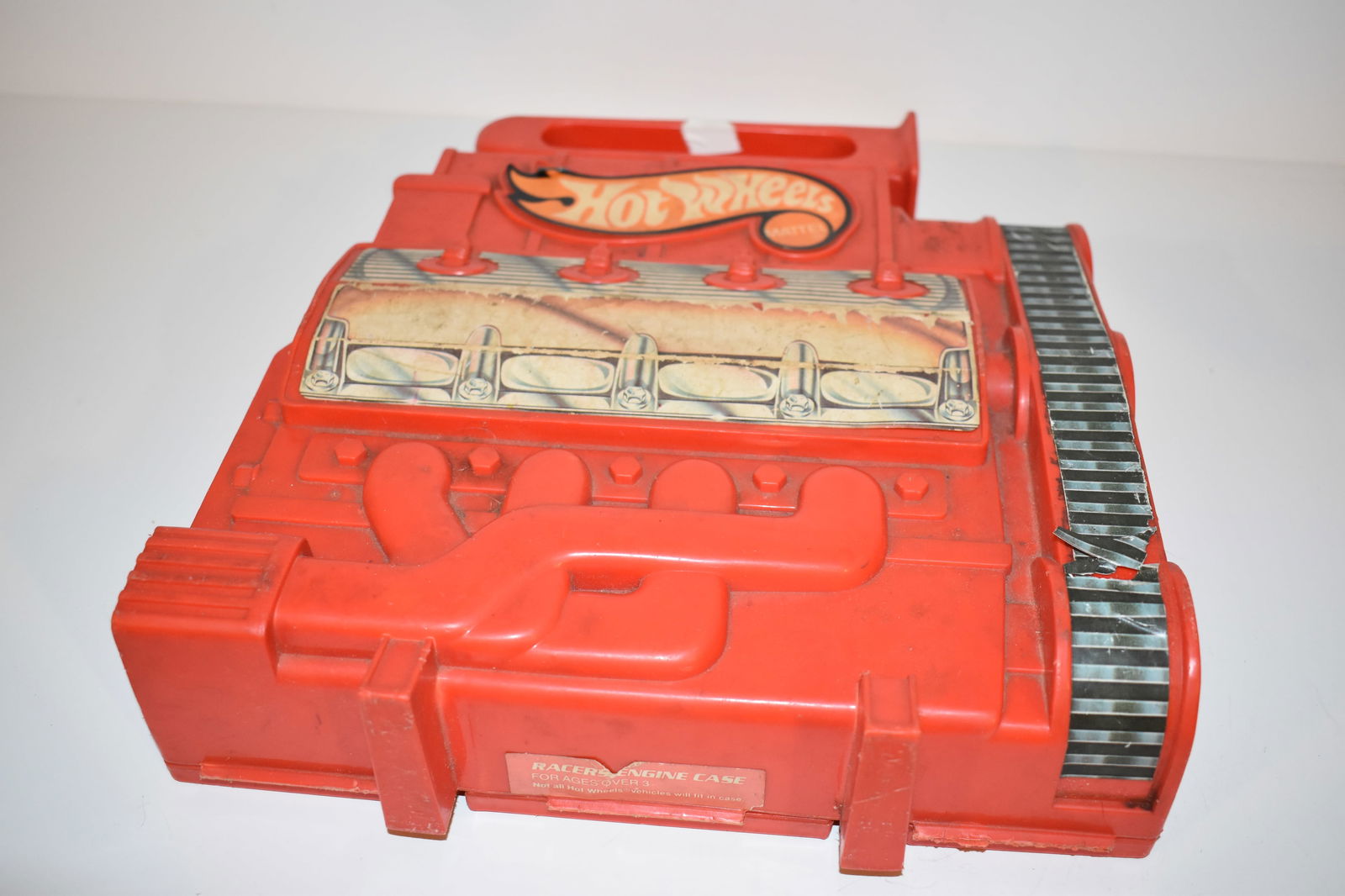 Vintage Hot wheel case with hotwheel cars: Vintage Hot wheel case with hotwheel cars Please view all photos as they are part of the description and condition of this Item, Feel free to contact me with questions or picture requests! Used Item A