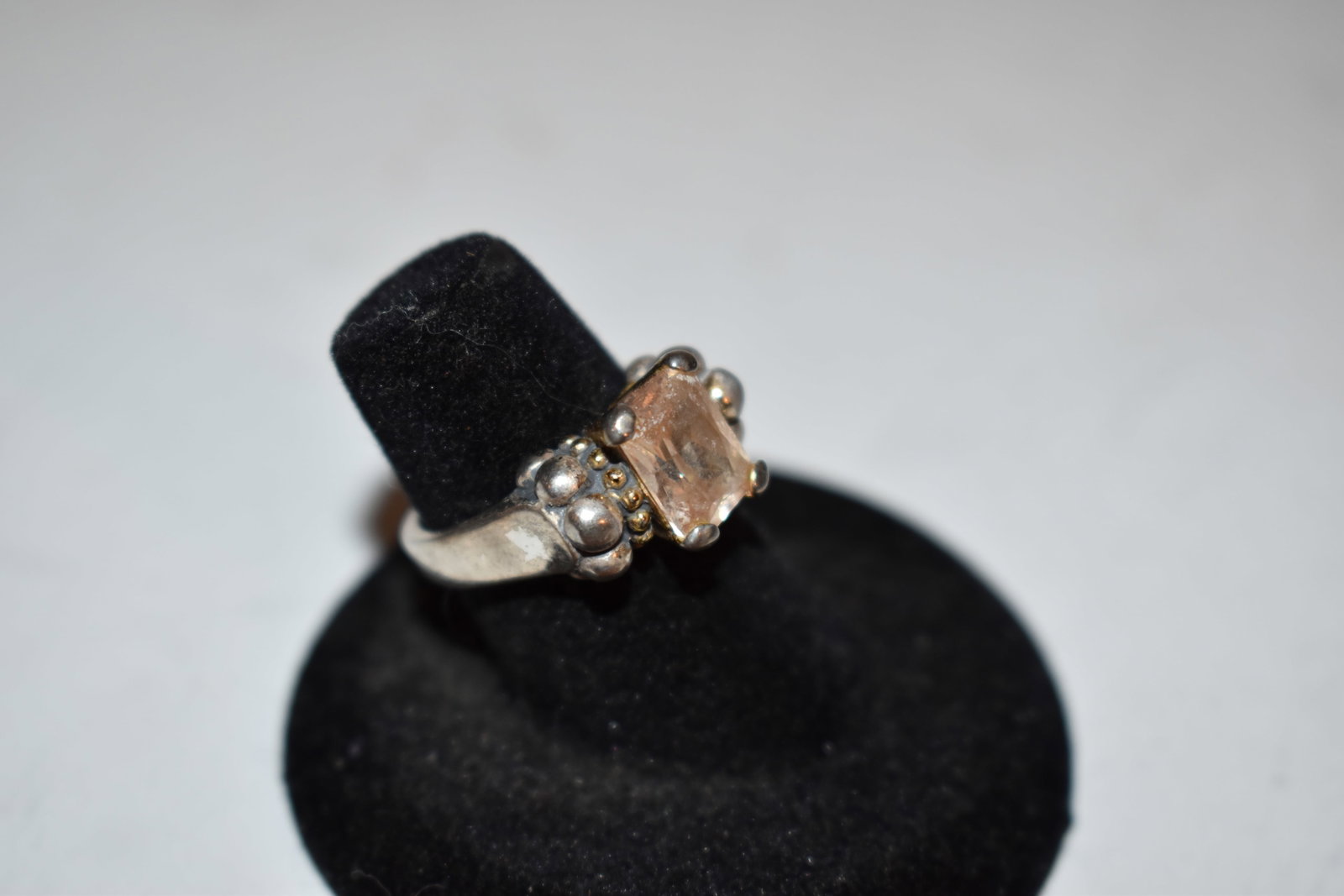 Vintage Sterling Silver Amethyst Ring Size 6: Vintage Sterling Silver Amethyst Ring Size 6 Please view all photos as they are part of the description and condition of this Item, Feel free to contact me with questions or picture requests! Used Ite