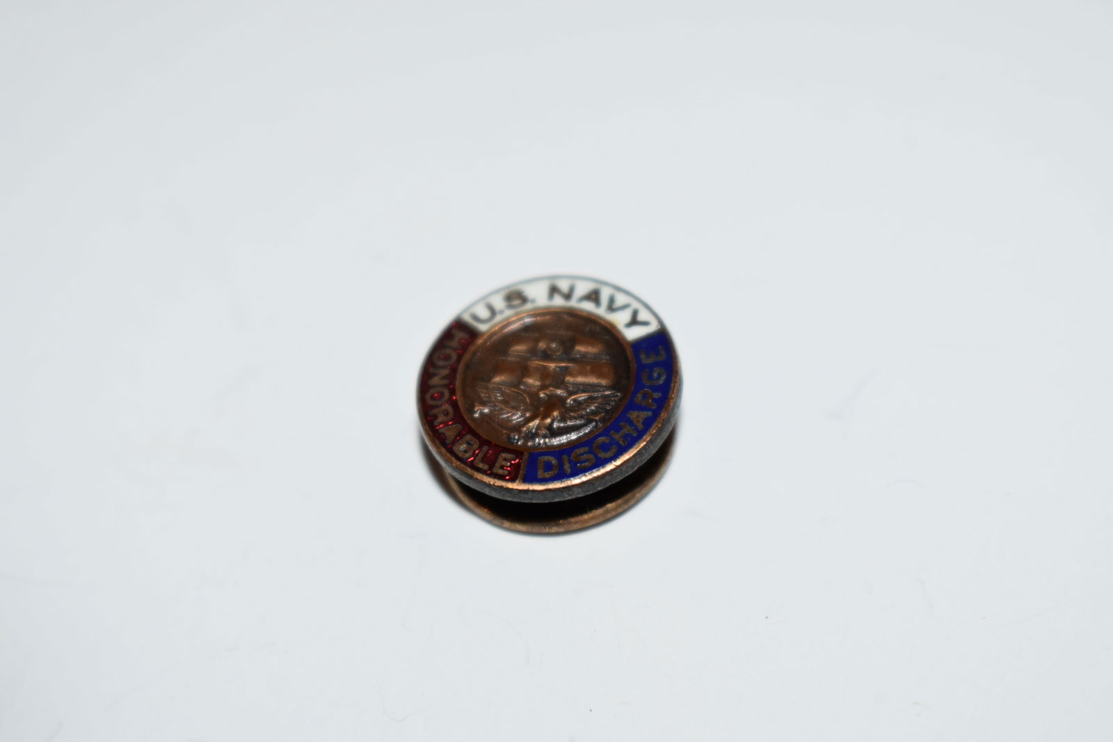 Vintage US Navy Honorable Discharge Post WW2 Enamel button pin (1 of 4)