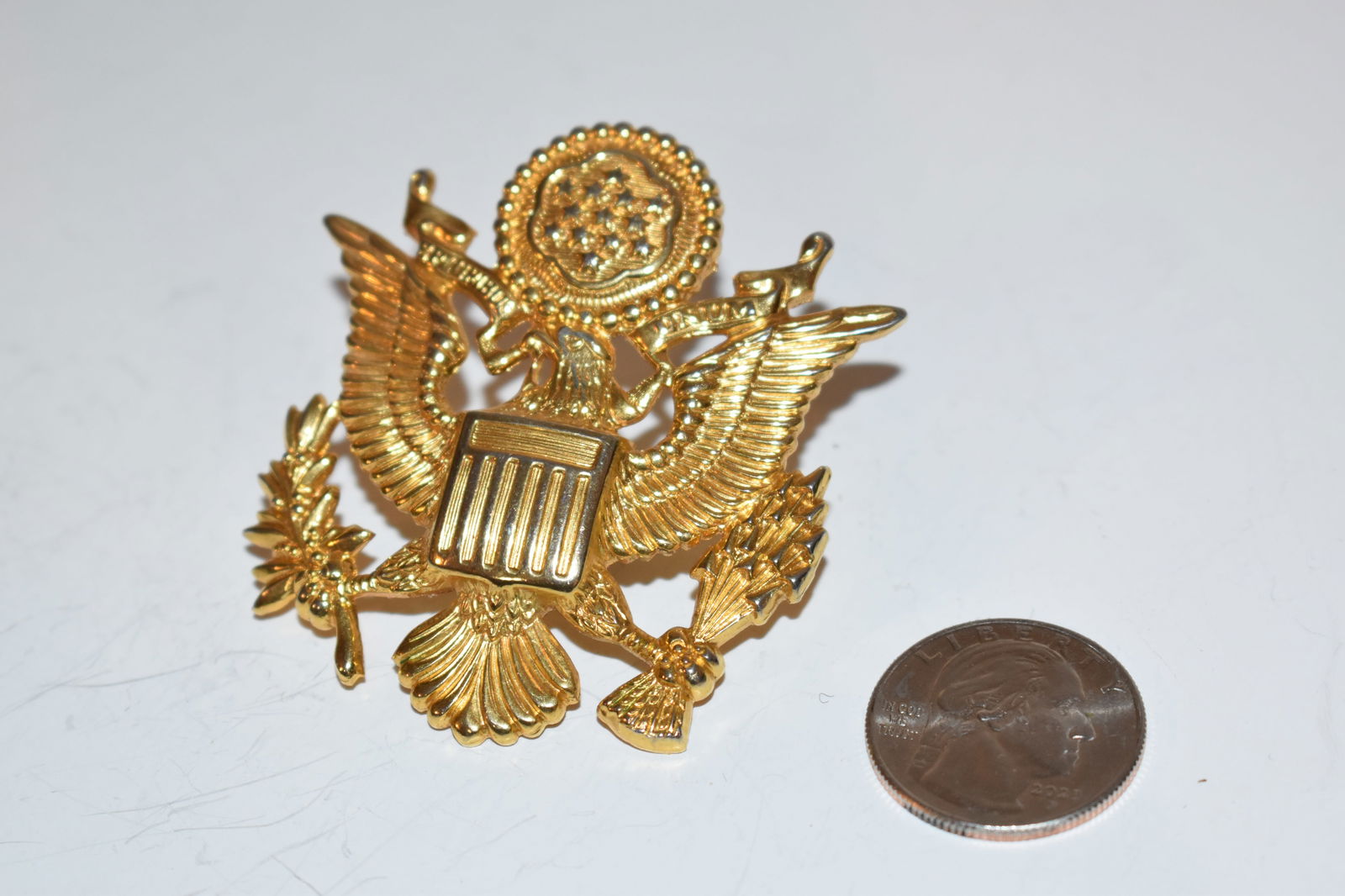 WWII WW2 US Army Officer Eagle Cap Hat Badge Military Screw Back Pin (1 of 3)