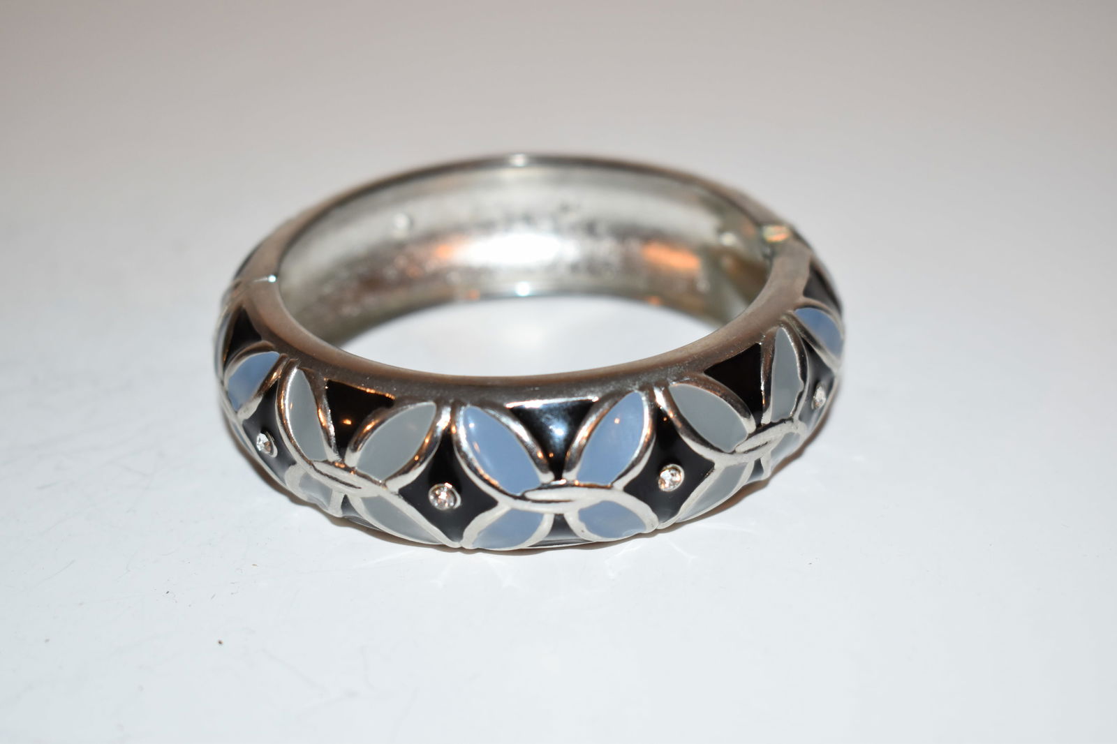 Vintage enamel hinged Bracelet (1 of 3)