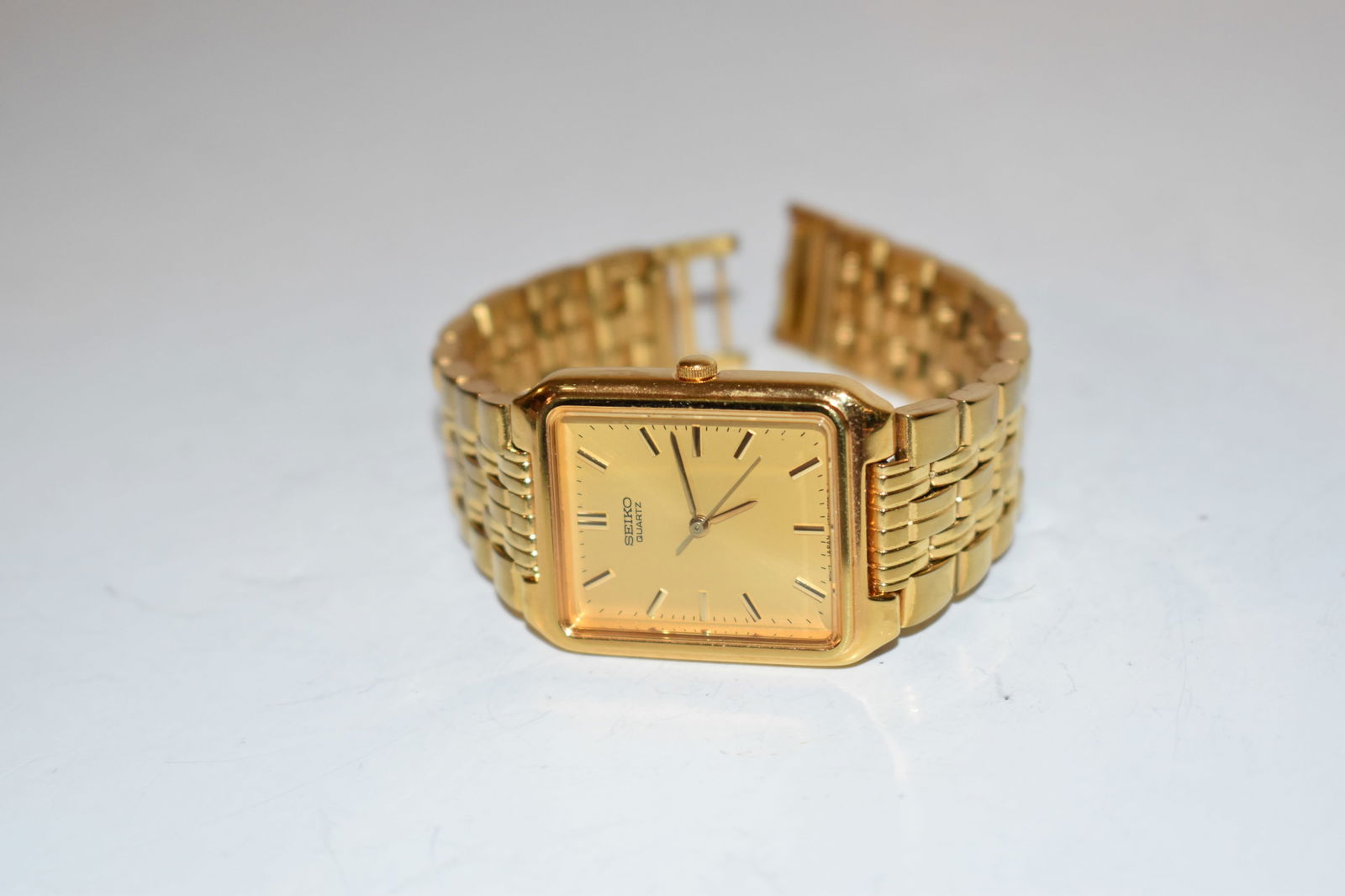 Vintage Seiko Watch Men Gold Tone Tank V701-5j00 works well (1 of 4)