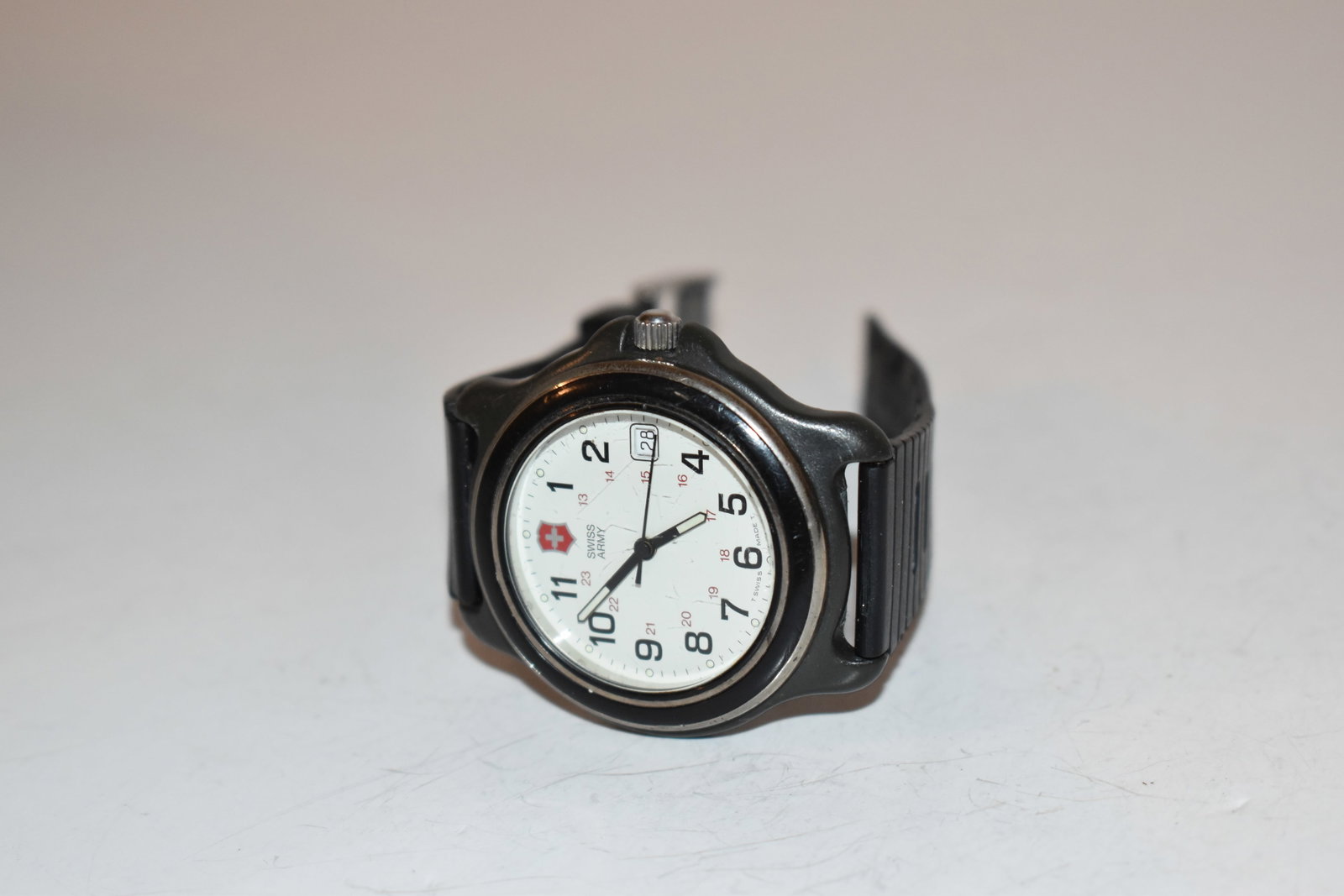 Victorinox Swiss Army Men's Watch works band missing a piece: Victorinox Swiss Army Men's Watch works band missing a piece Please view all photos as they are part of the description and condition of this Item, Feel free to contact me with questions or picture re