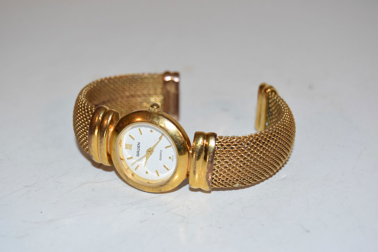 vintage gruen mesh goldtone quartz watch ladies works great: vintage gruen mesh goldtone quartz watch ladies works great Please view all photos as they are part of the description and condition of this Item, Feel free to contact me with questions or picture req