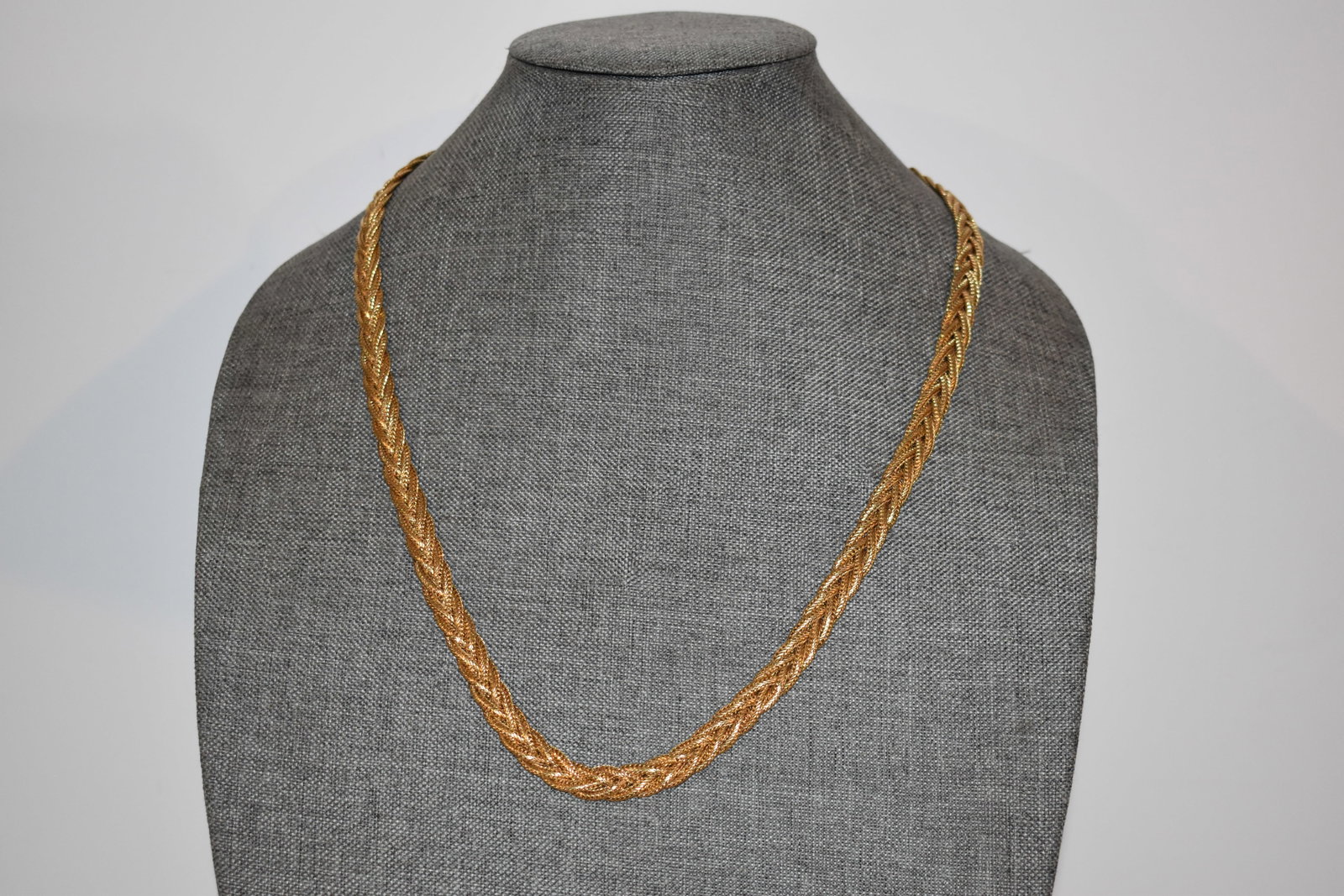 Vintage Joan Rivers Gold tone Chain Necklace 24": Vintage Joan Rivers Gold tone Chain Necklace 24" Please view all photos as they are part of the description and condition of this Item, Feel free to contact me with questions or picture requests! Used