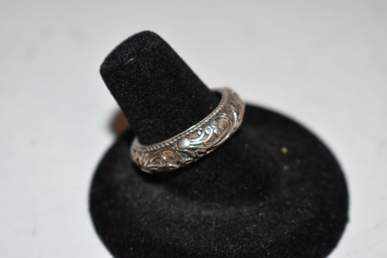 Vintage sterling silver indonesia Ring sz 8: Vintage sterling silver indonesia Ring sz 8 Please view all photos as they are part of the description and condition of this Item, Feel free to contact me with questions or picture requests! Used Item