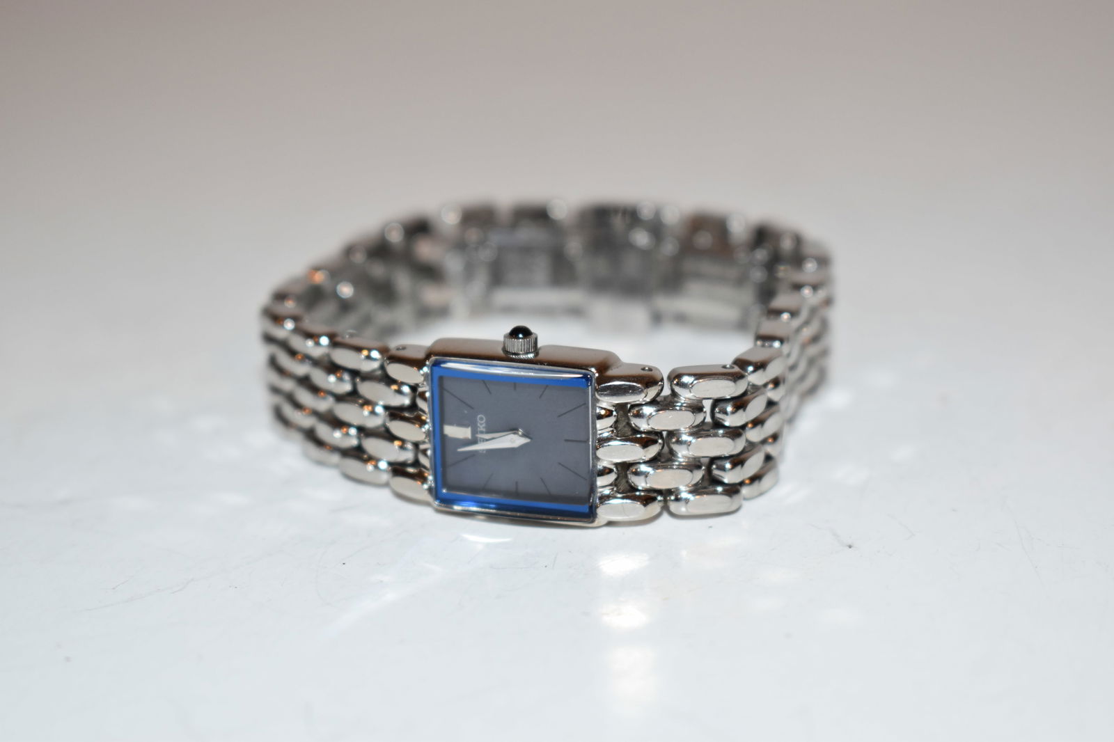 Seiko Quartz Blue Crystal Silver Tone bracelet band Women's watch works (1 of 5)