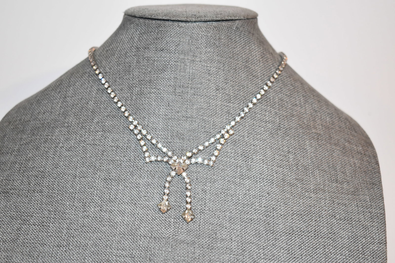 vintage rhinestone necklace 14": vintage rhinestone necklace 14" Please view all photos as they are part of the description and condition of this Item, Feel free to contact me with questions or picture requests! Used Item AS IS