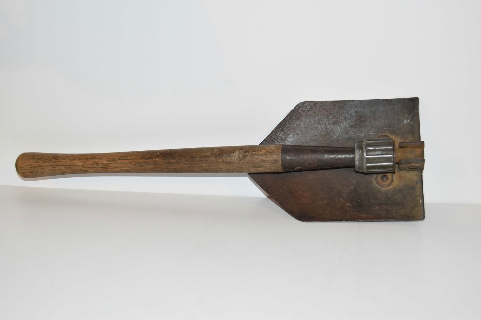 WW2 Vtg 1944 US Wood Military Army Folding Shovel Entrenching Tool (1 of 5)